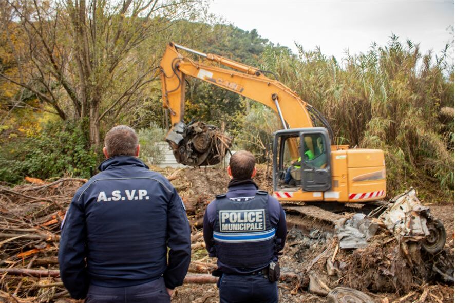 Extraction épaves voitures 1992 inondation Ouvèze Vaison