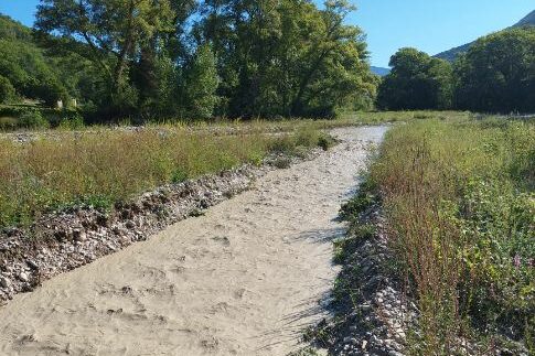 Mise en eau du chenal secondaire de l'Ouvèze créé cet été