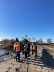 Visite du chantier des travaux digues sur Violès avec les élus locaux