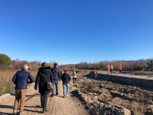 Visite du chantier des travaux digues sur Violès avec les élus locaux