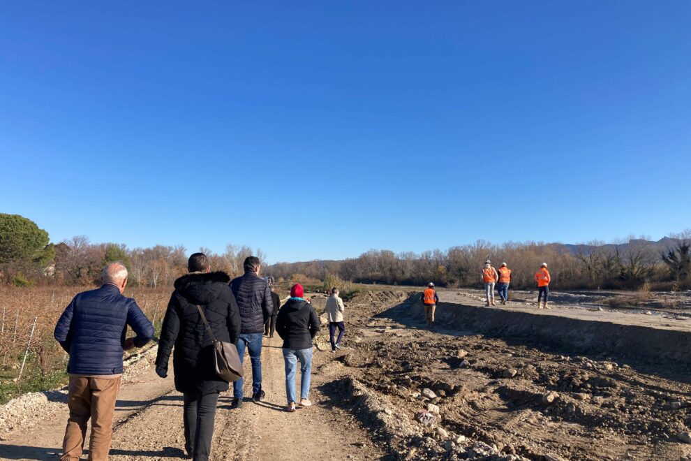 Visite du chantier des travaux digues sur Violès avec les élus locaux