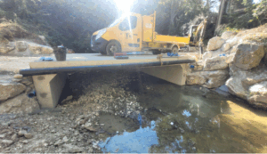 Fin des travaux au radier des 5 buses sur le Lauzon, entre Vaison-la-Romaine et Saint-Marcellin-lès-Vaison : un nouvel ouvrage hydraulique écologique restaure la continuité écologique sur 11 km, améliore la sécurité routière et réduit les risques d’inondation. Réouverture prévue le 31 juillet 2025.