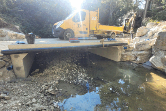 Fin des travaux au radier des 5 buses sur le Lauzon, entre Vaison-la-Romaine et Saint-Marcellin-lès-Vaison : un nouvel ouvrage hydraulique écologique restaure la continuité écologique sur 11 km, améliore la sécurité routière et réduit les risques d’inondation. Réouverture prévue le 31 juillet 2025.