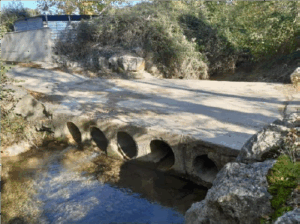 Fin des travaux au radier des 5 buses sur le Lauzon, entre Vaison-la-Romaine et Saint-Marcellin-lès-Vaison : un nouvel ouvrage hydraulique écologique restaure la continuité écologique sur 11 km, améliore la sécurité routière et réduit les risques d’inondation. Réouverture prévue le 31 juillet 2025.